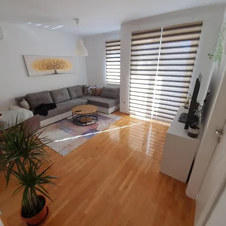 Sunny In With A Garage! Apartmán