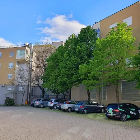 Sunny In With A Garage! Apartmán