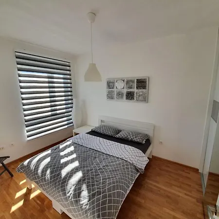 Sunny In With A Garage! *